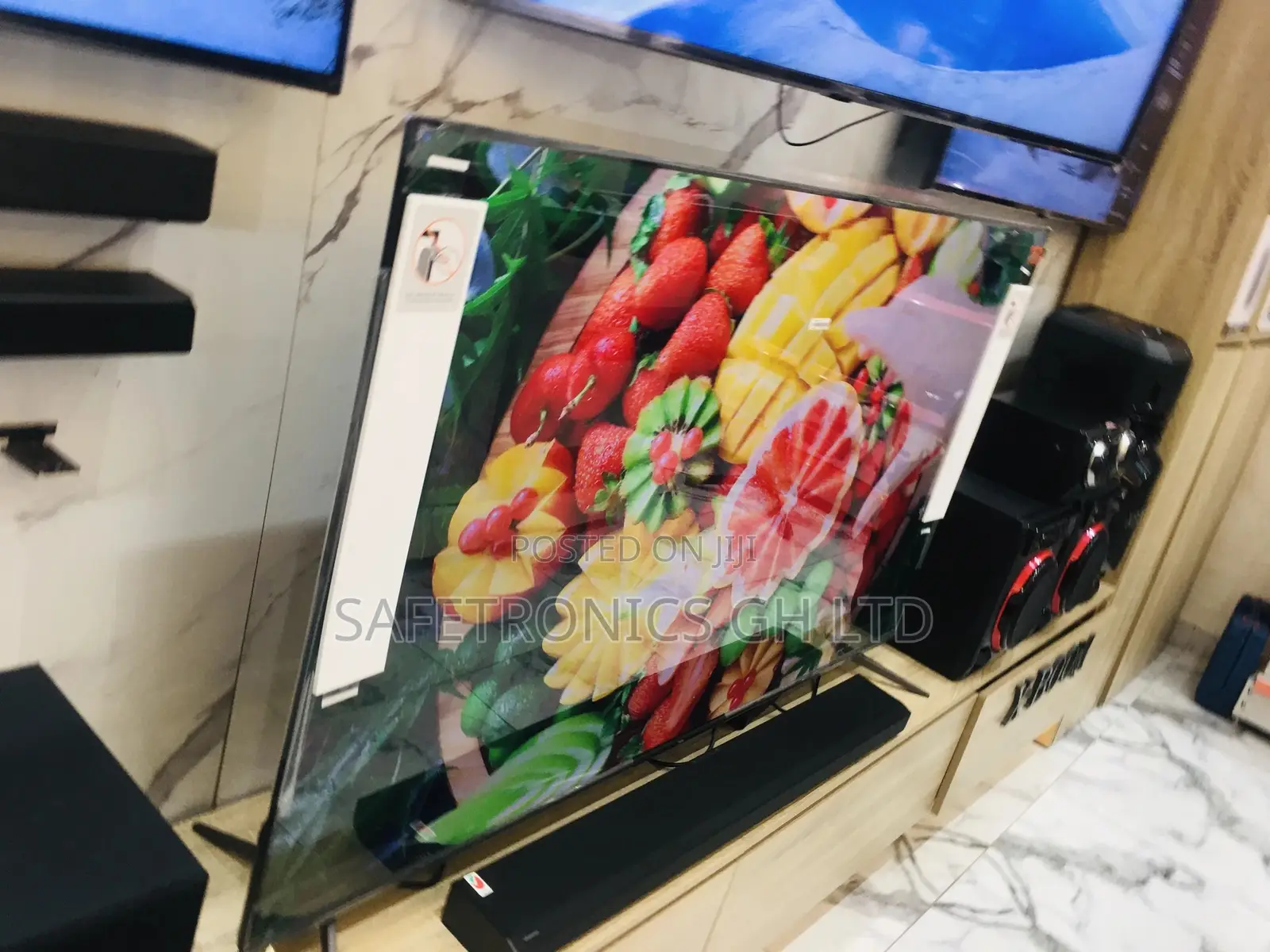 Unique Design UQ81 Lg Glossy 65 Inches Smart Tv