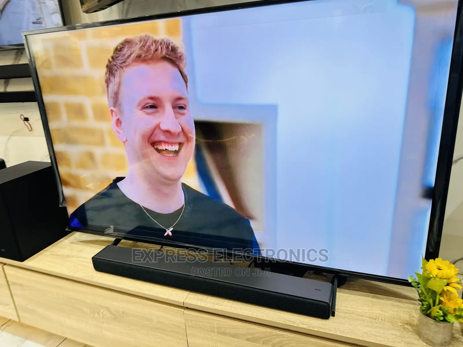 Brilliant Display UHD Samsung Smart 85”Au7172 Tv 