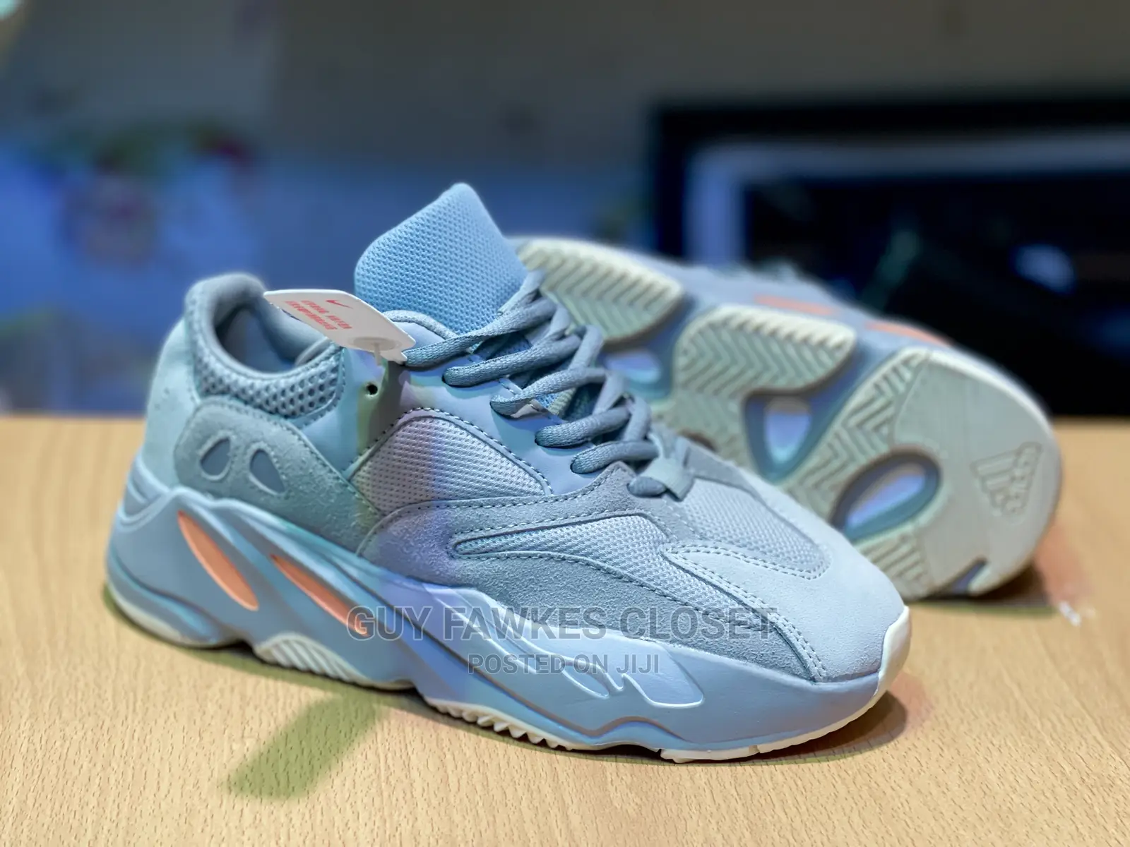 Adidas Yeezy 700