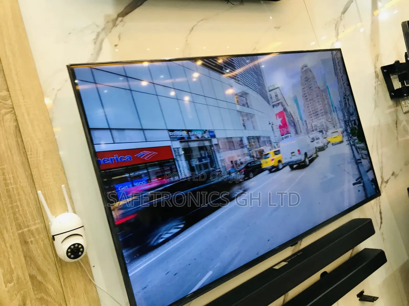 Essential Modern Samsung 65 Inch UHD LED Glossy AU71 Tv