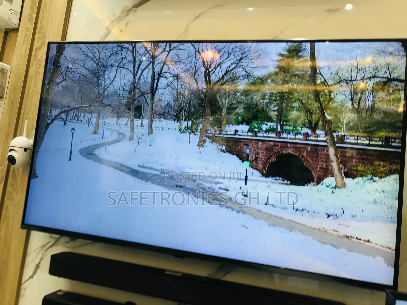 Essential Modern Samsung 65 Inch UHD LED Glossy AU71 Tv