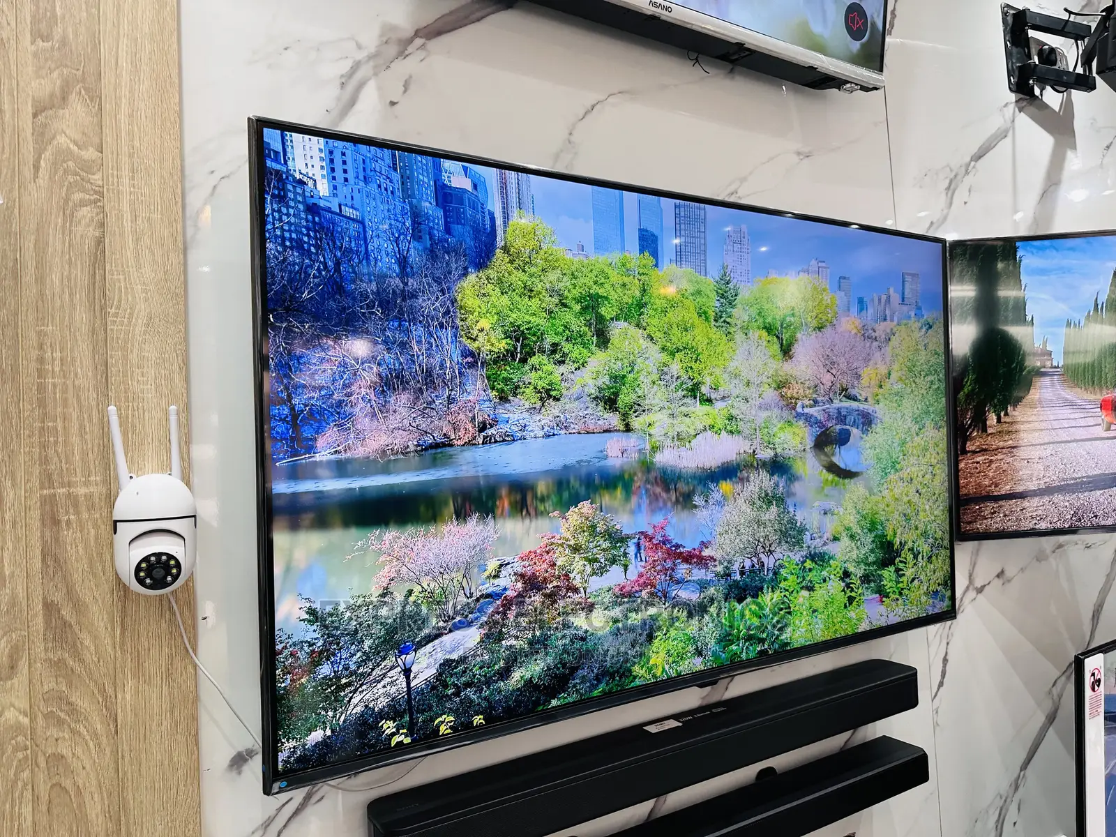 65UQ81003 LG UHD Smart Spectacular Display