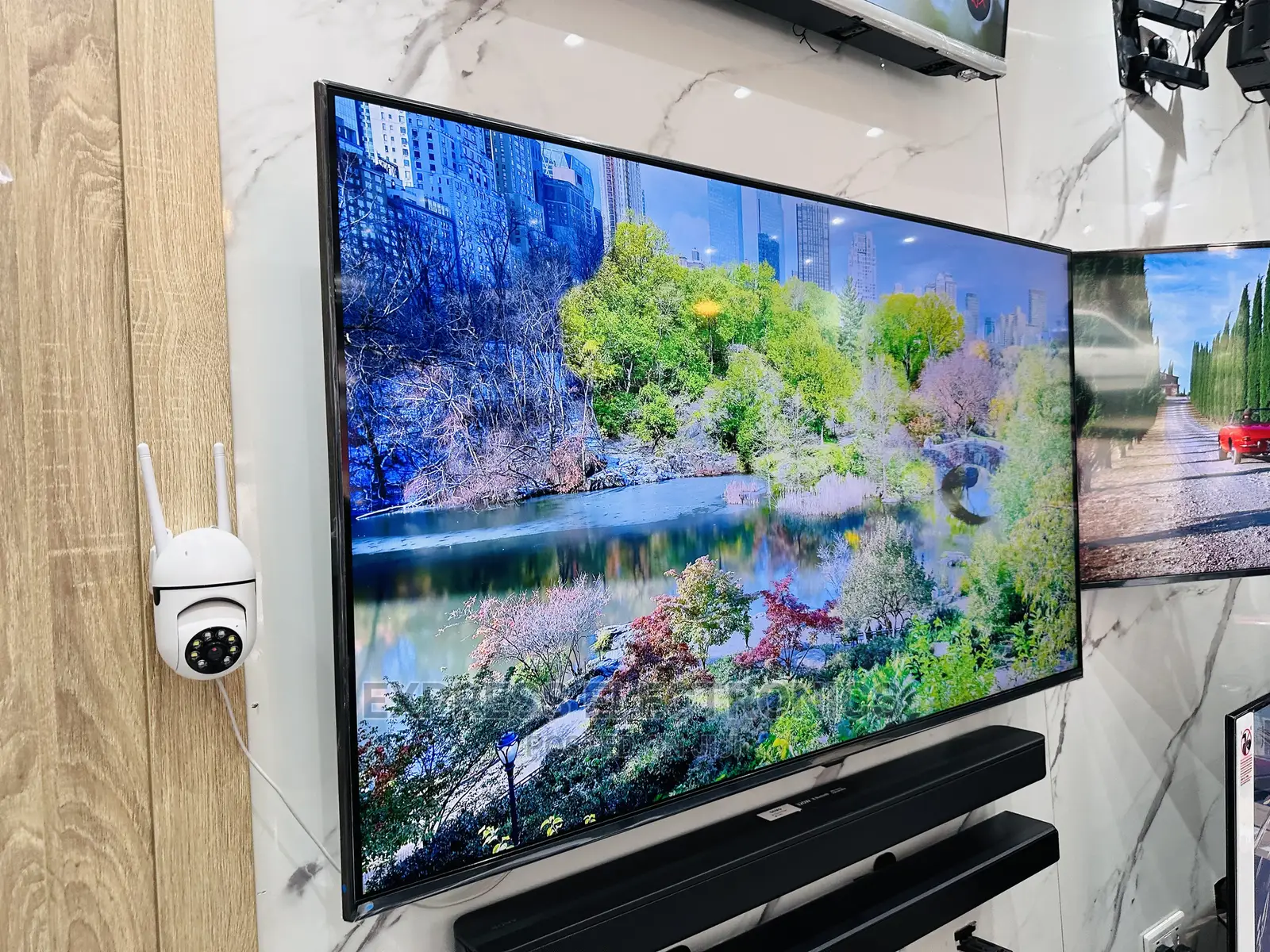 65UQ81003 LG UHD Smart Spectacular Display