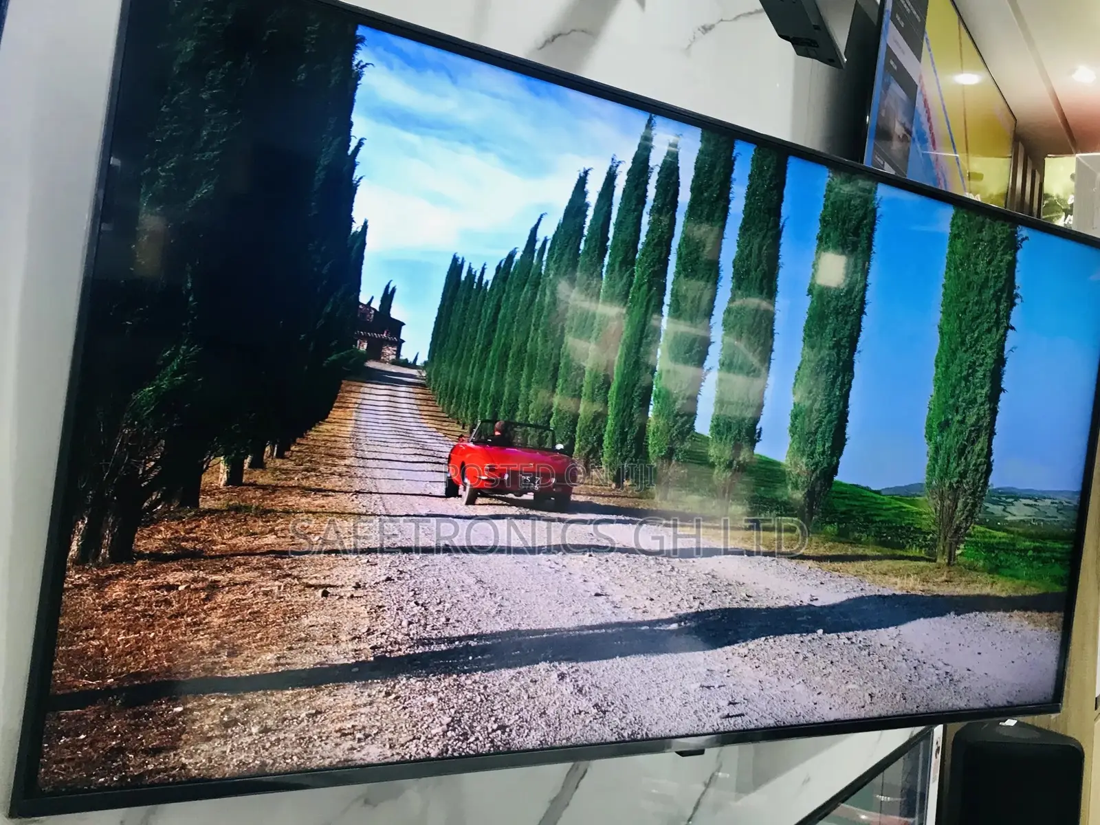 Grab 85 Inches LED Ultra UHD Smart Samsung AU71 Tv