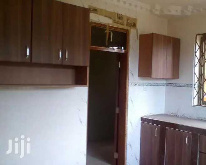 5bdrm House in Bronko Housing, Accra Metropolitan for sale
