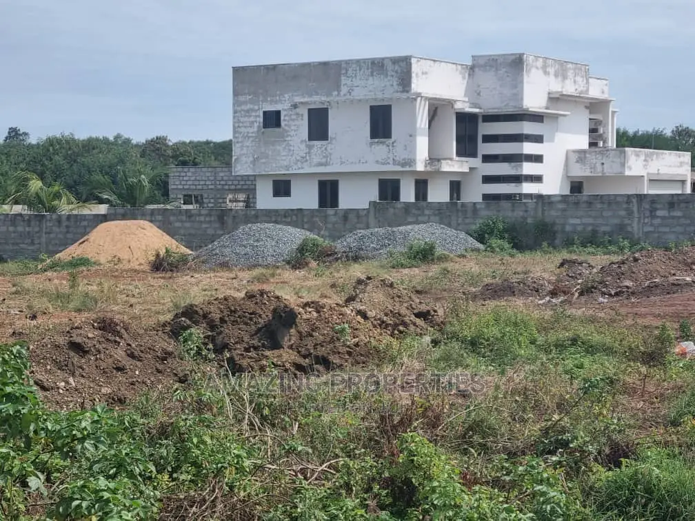 4 Plots of Registered Land at Celebrity Estate Sakumono.