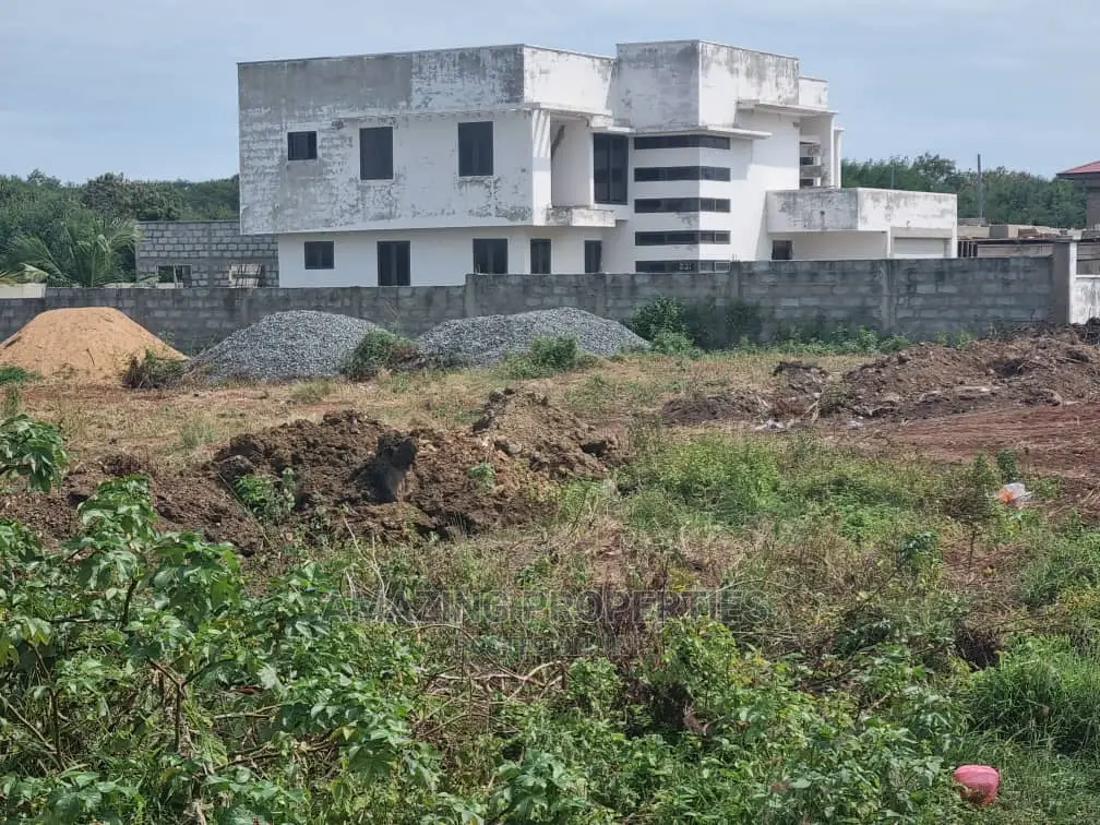 4 Plots of Registered Land at Celebrity Estate Sakumono.