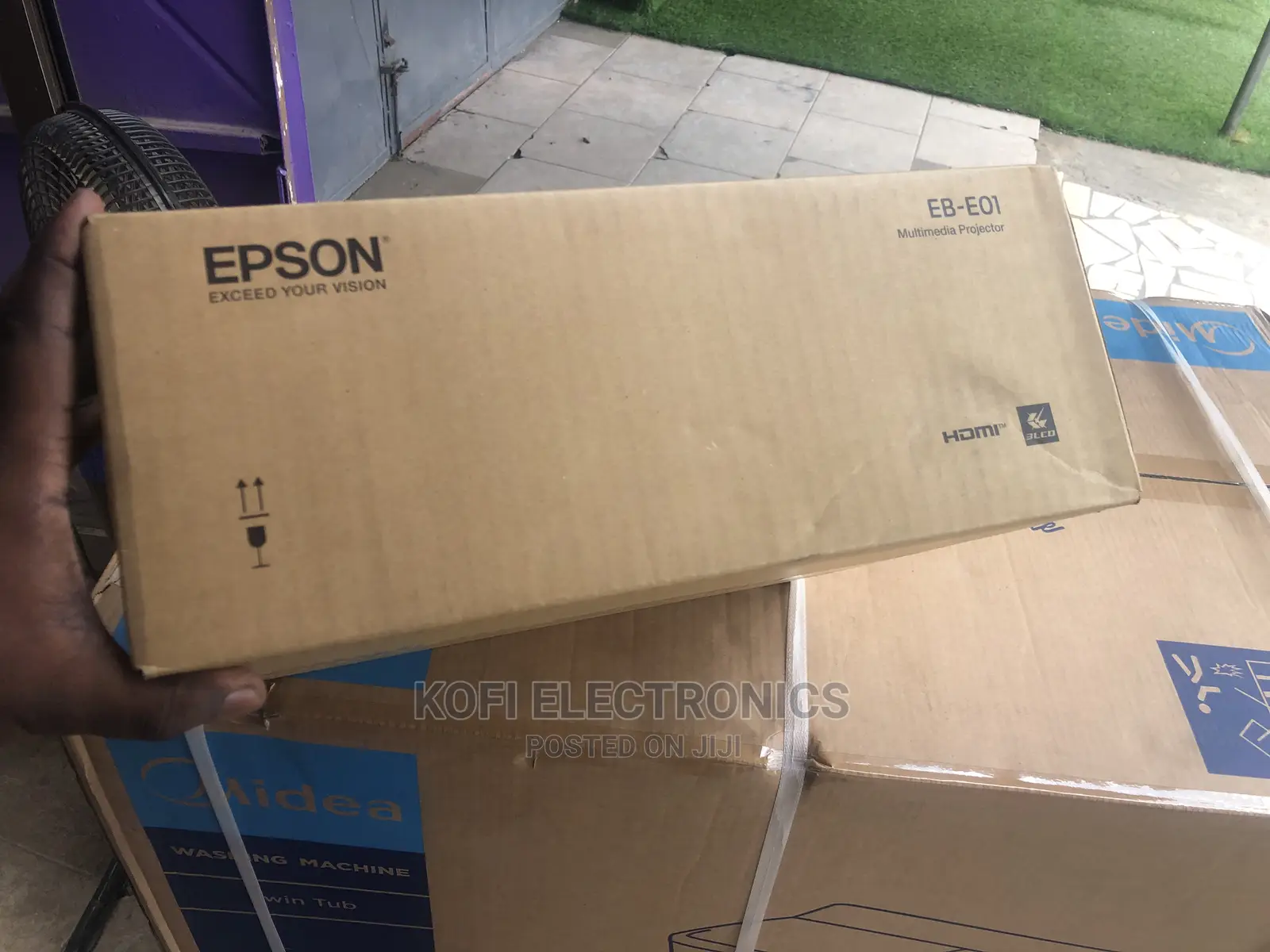 Digital Zoom 1.35x Epson EB-E01 XGA Projector Brightness