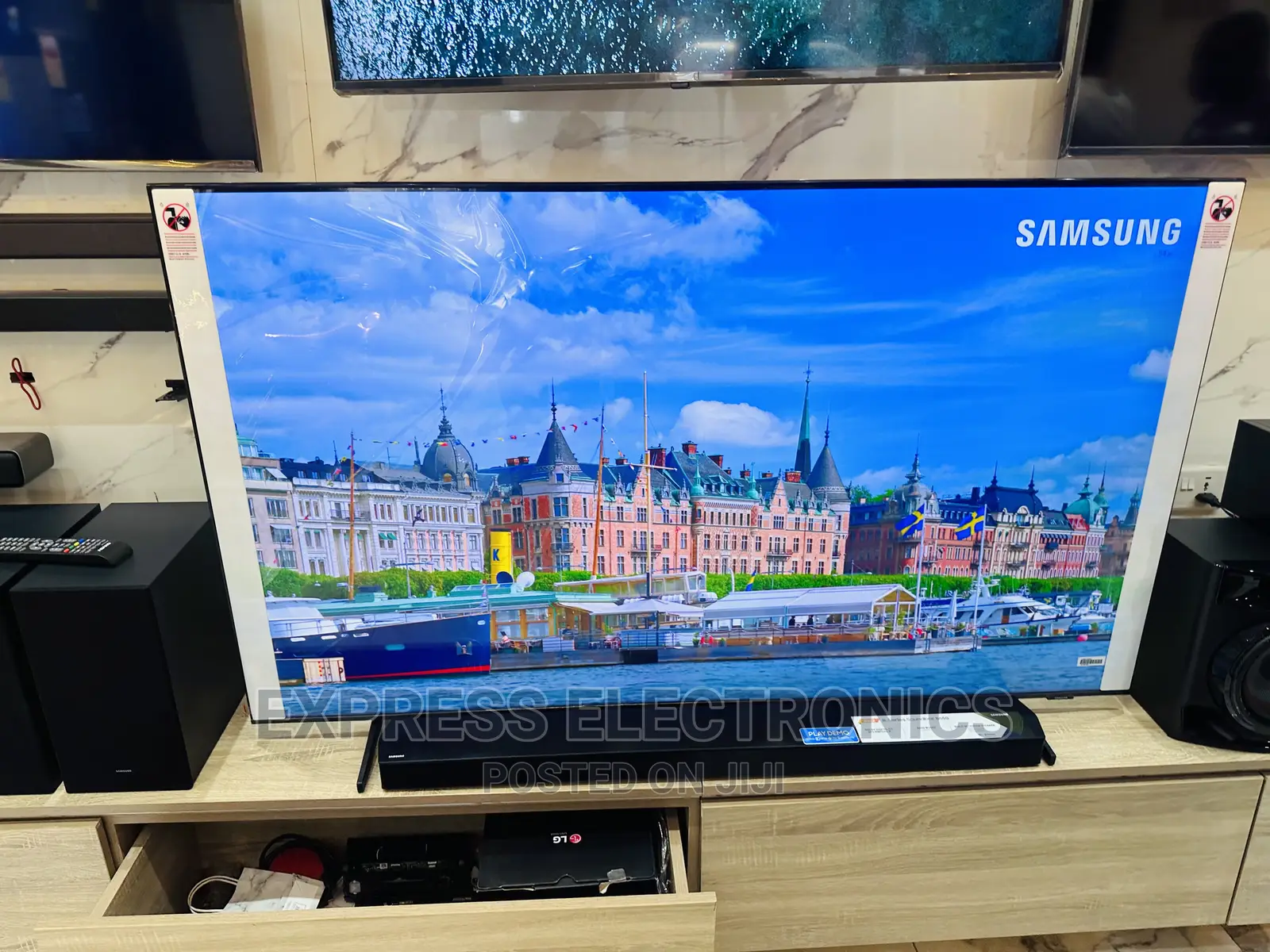75au7172 UHD Smart Samsung Tv  Glossy Screen 