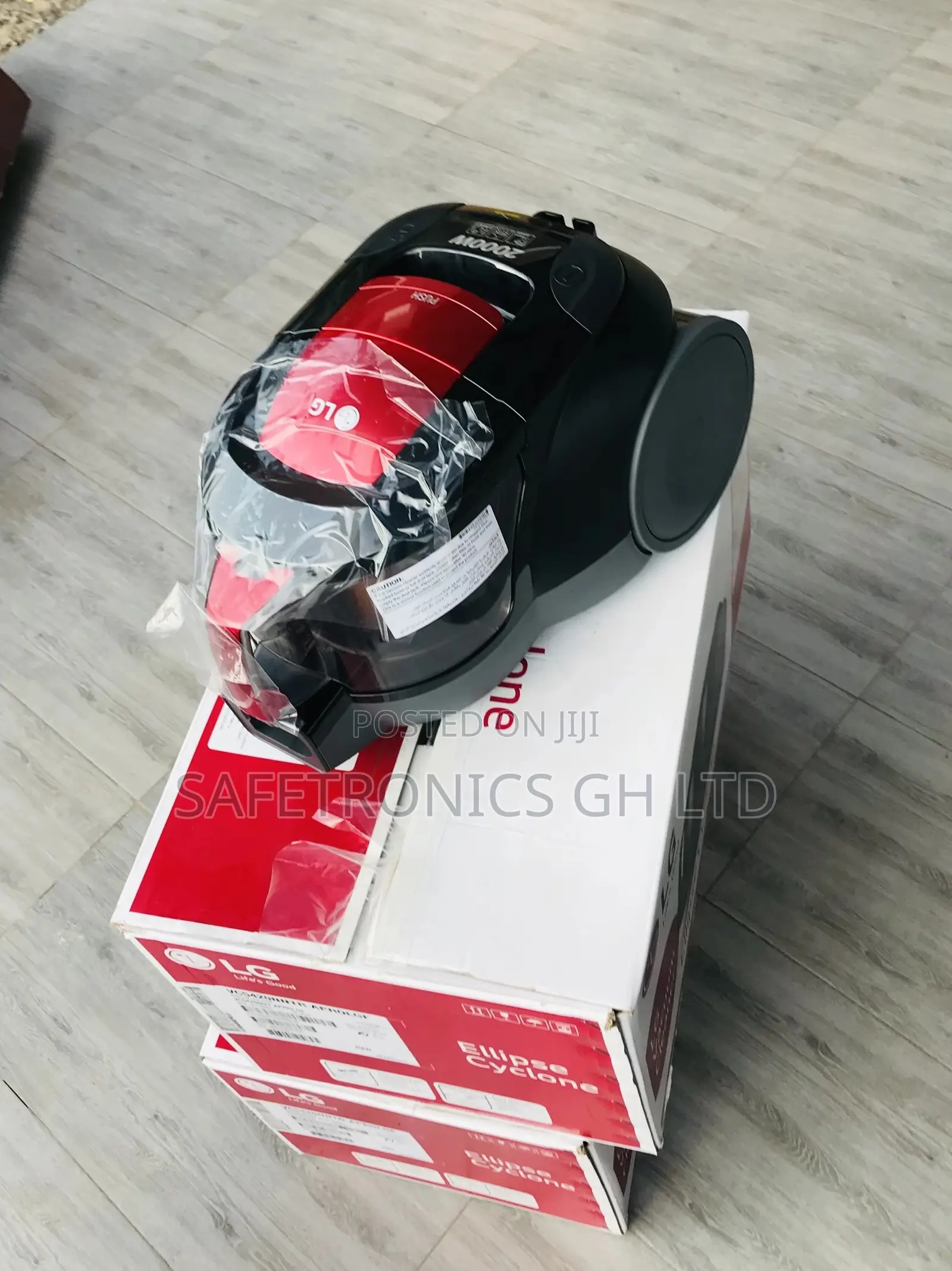 Essential White/Red 2000W Vacuum Cleaner Vc5420nntr 