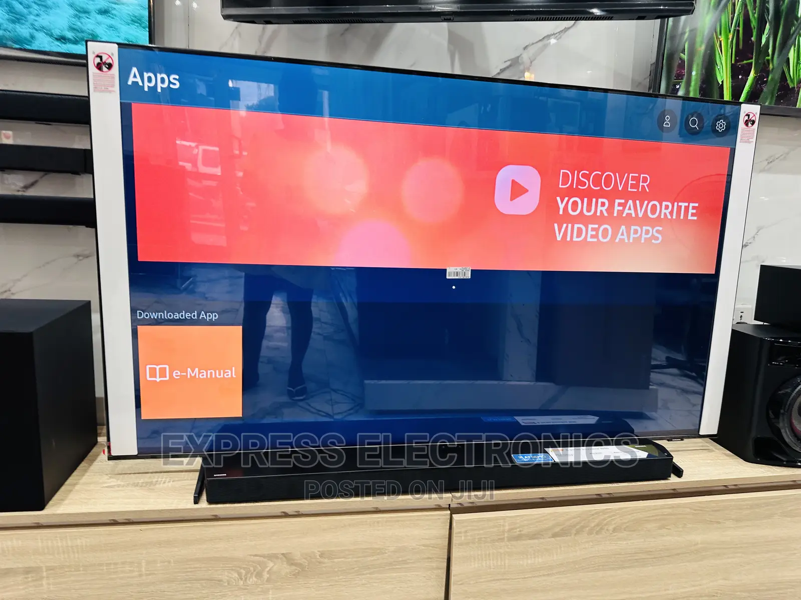 Compact Entertainment Smart Hub Samsung UHD 65”Bu8000