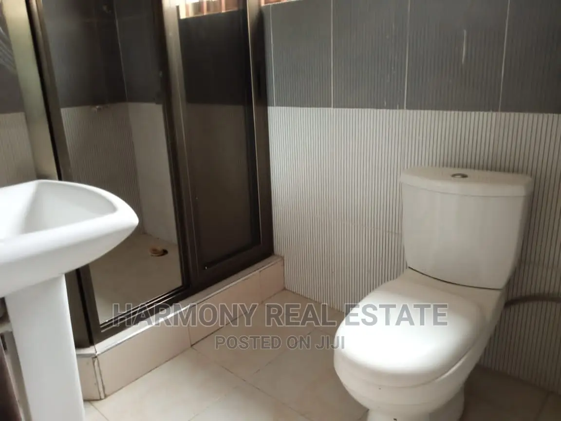 5bdrm House in East Legon for sale