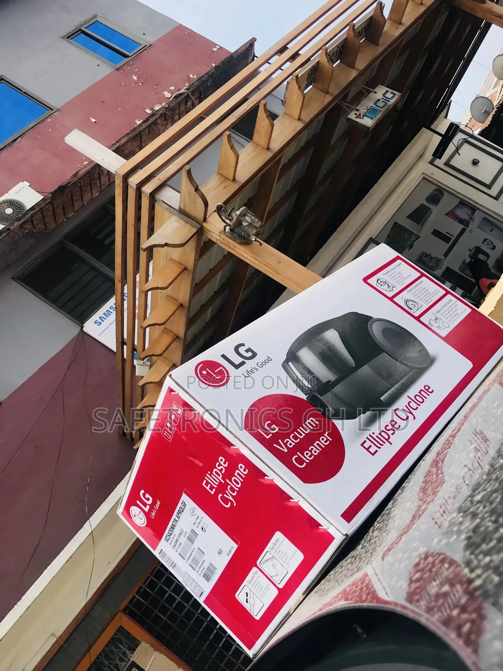 Vacuum Cleaner 2000W Red/Black Vc5420nntr  Lg