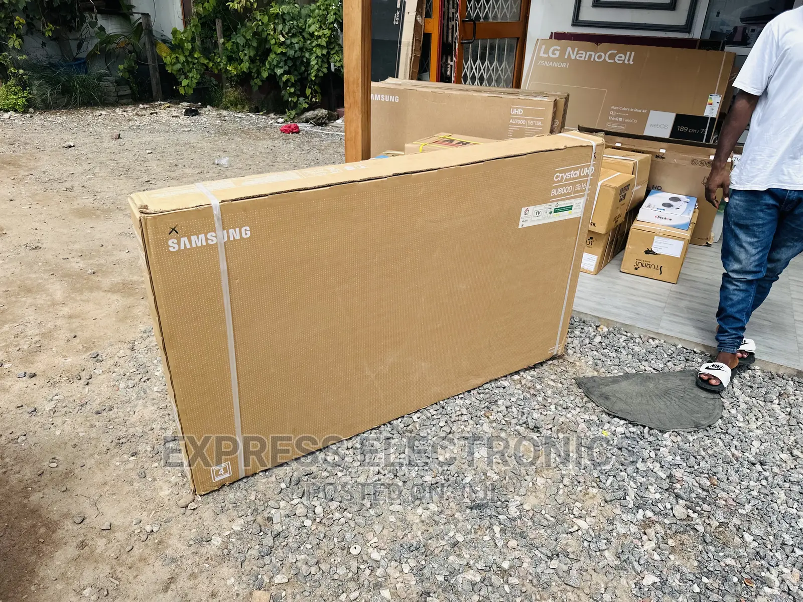 Get Smart 65”Bu8000 Samsung UHD Smart Tv Glossy