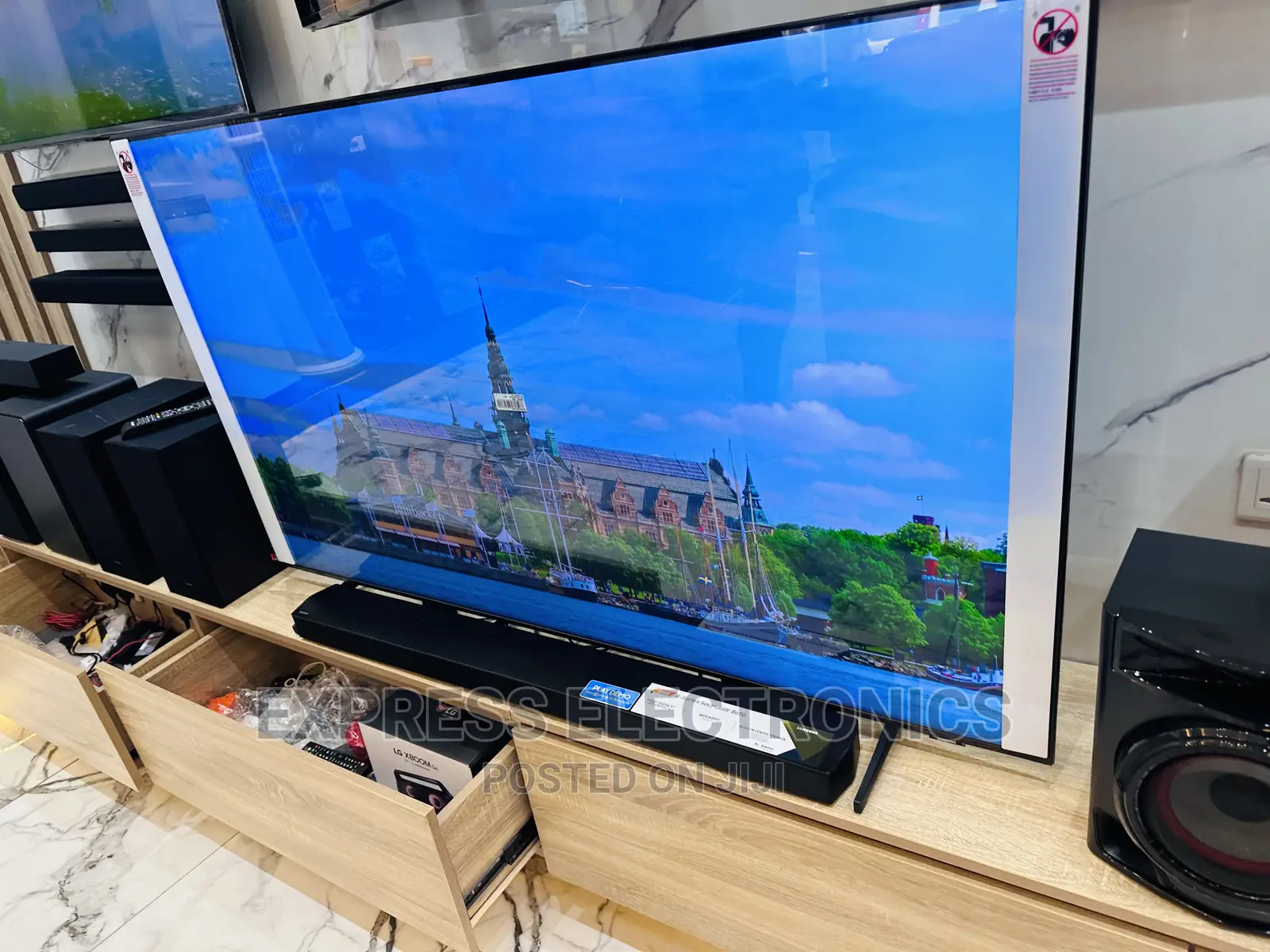 Unlimited Entertainment 85”Au7172 UHD Smart Samsung