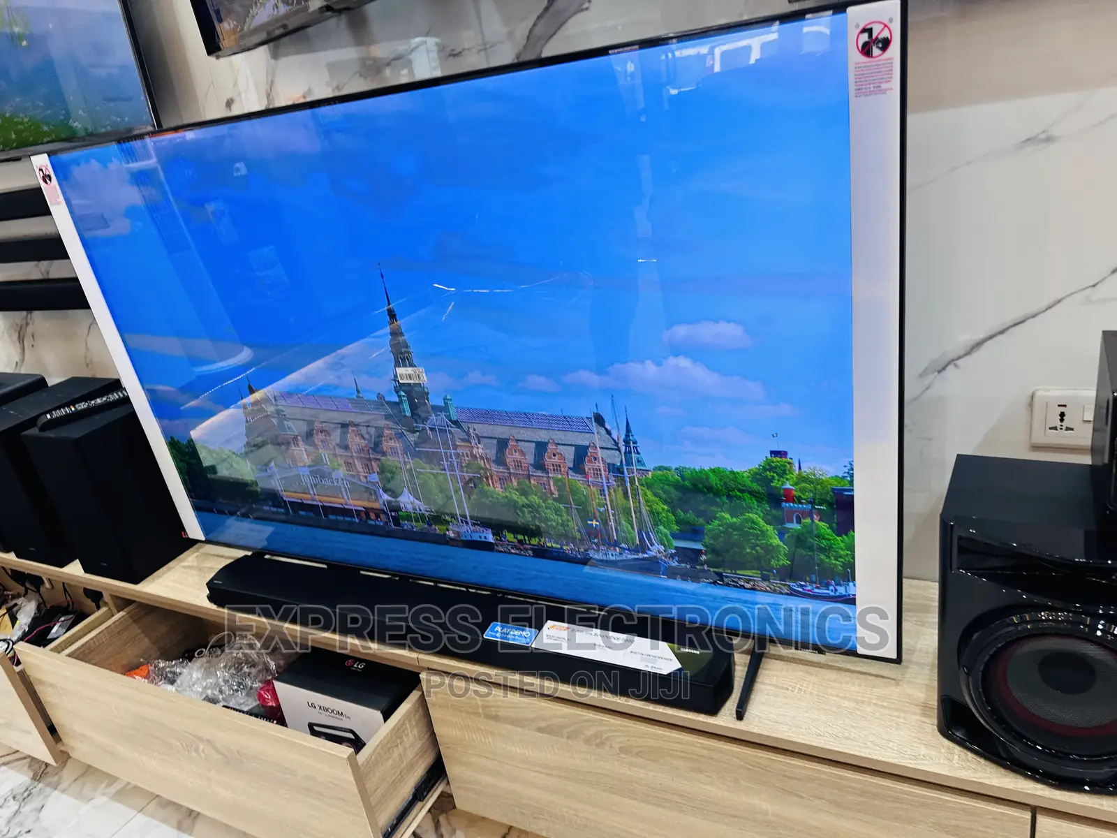 Unlimited Entertainment 85”Au7172 UHD Smart Samsung