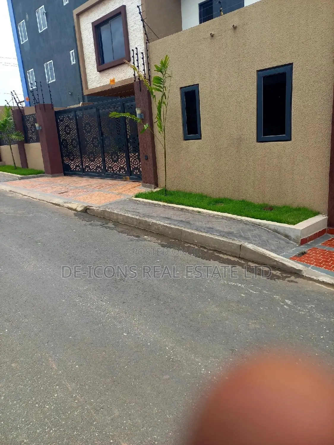 4bdrm Duplex in De-Icons Real Estate, Regimanuel Gray Estates for sale