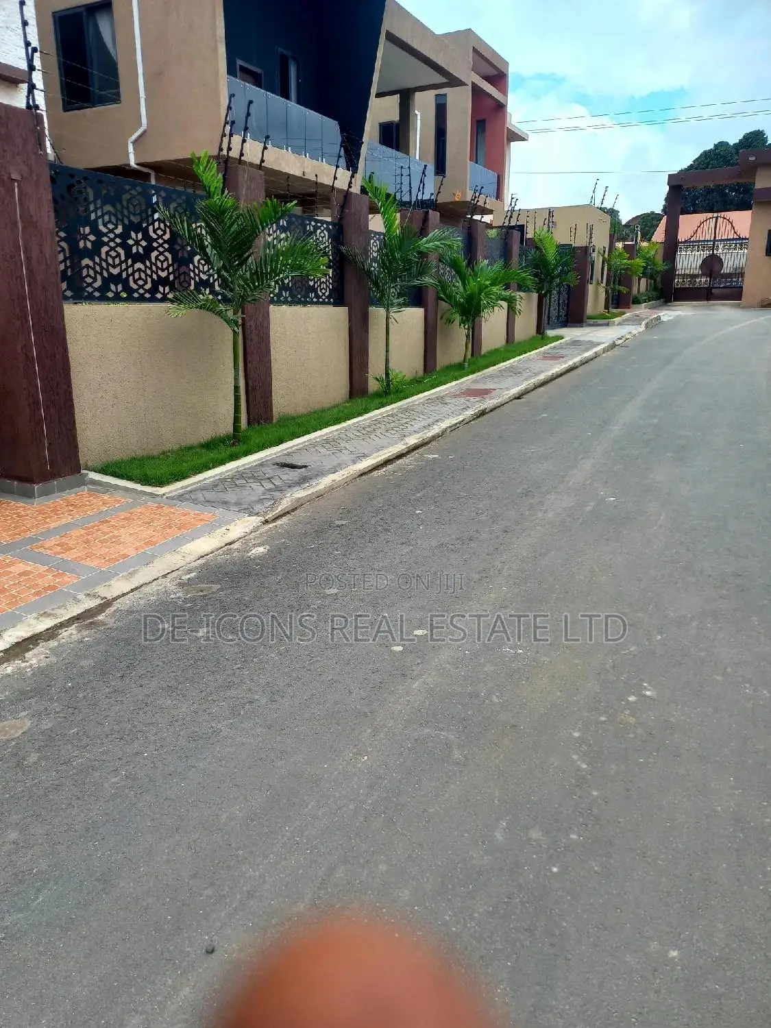 4bdrm Duplex in De-Icons Real Estate, Regimanuel Gray Estates for sale