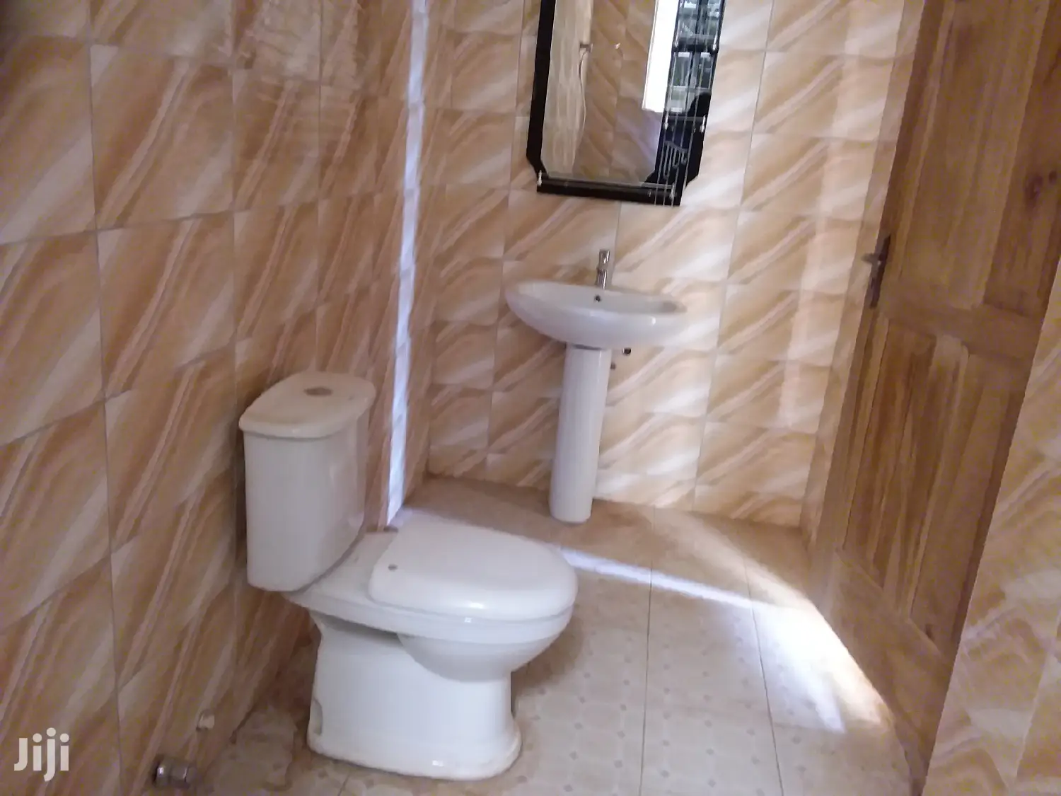 5bdrm House in Bronko Housing, Accra Metropolitan for sale