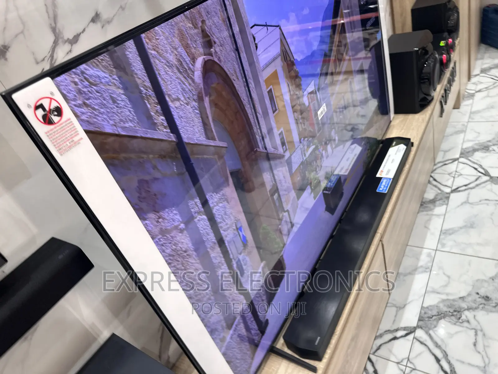 Cinematic View UHD QLED 85Q60B Samsung