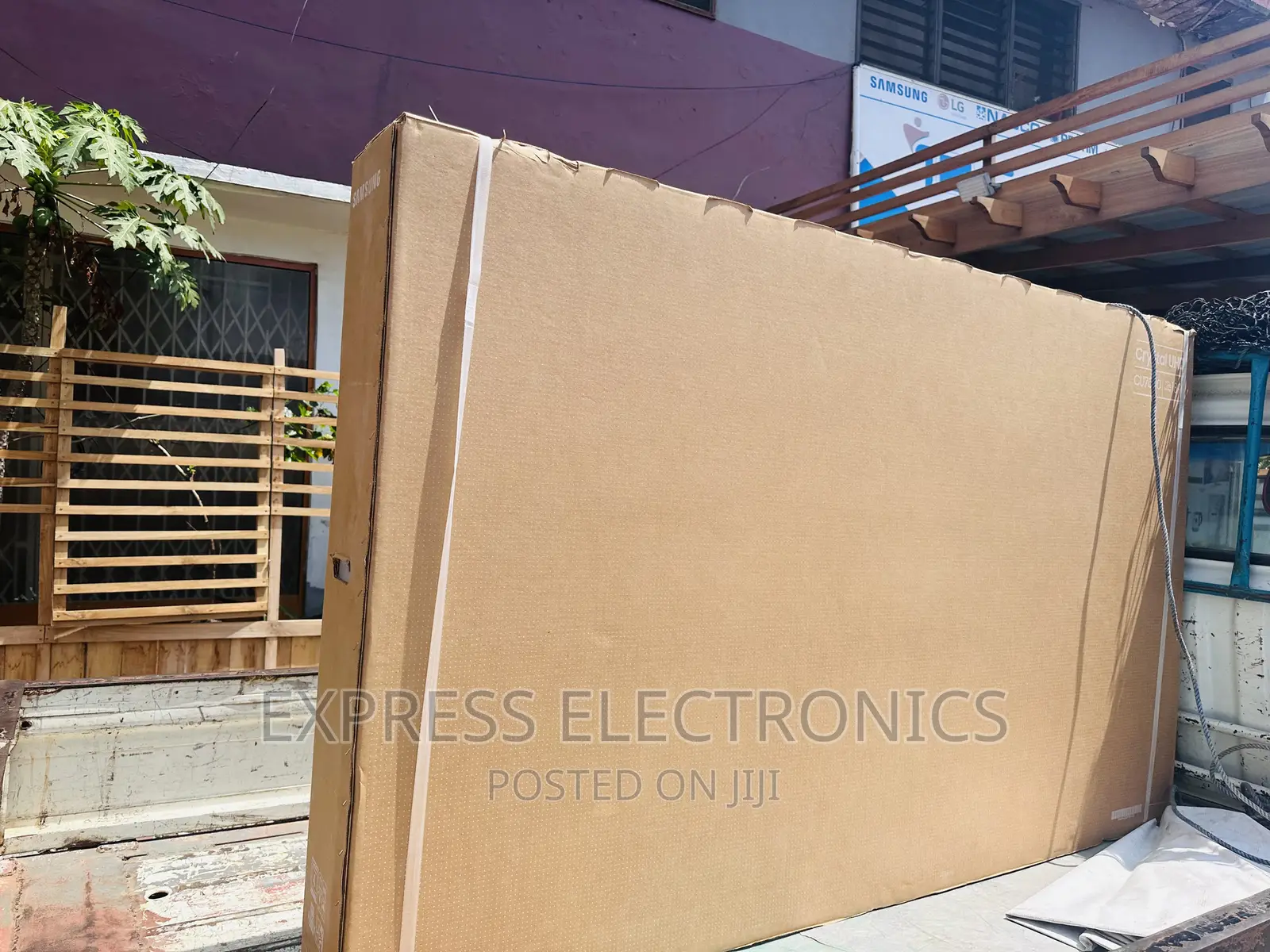 Better Sleek UHD Display Samsung 85”Bu8000