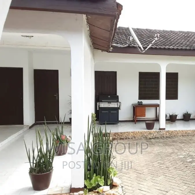 6bdrm House in Wisa Groups, Accra Metropolitan for sale