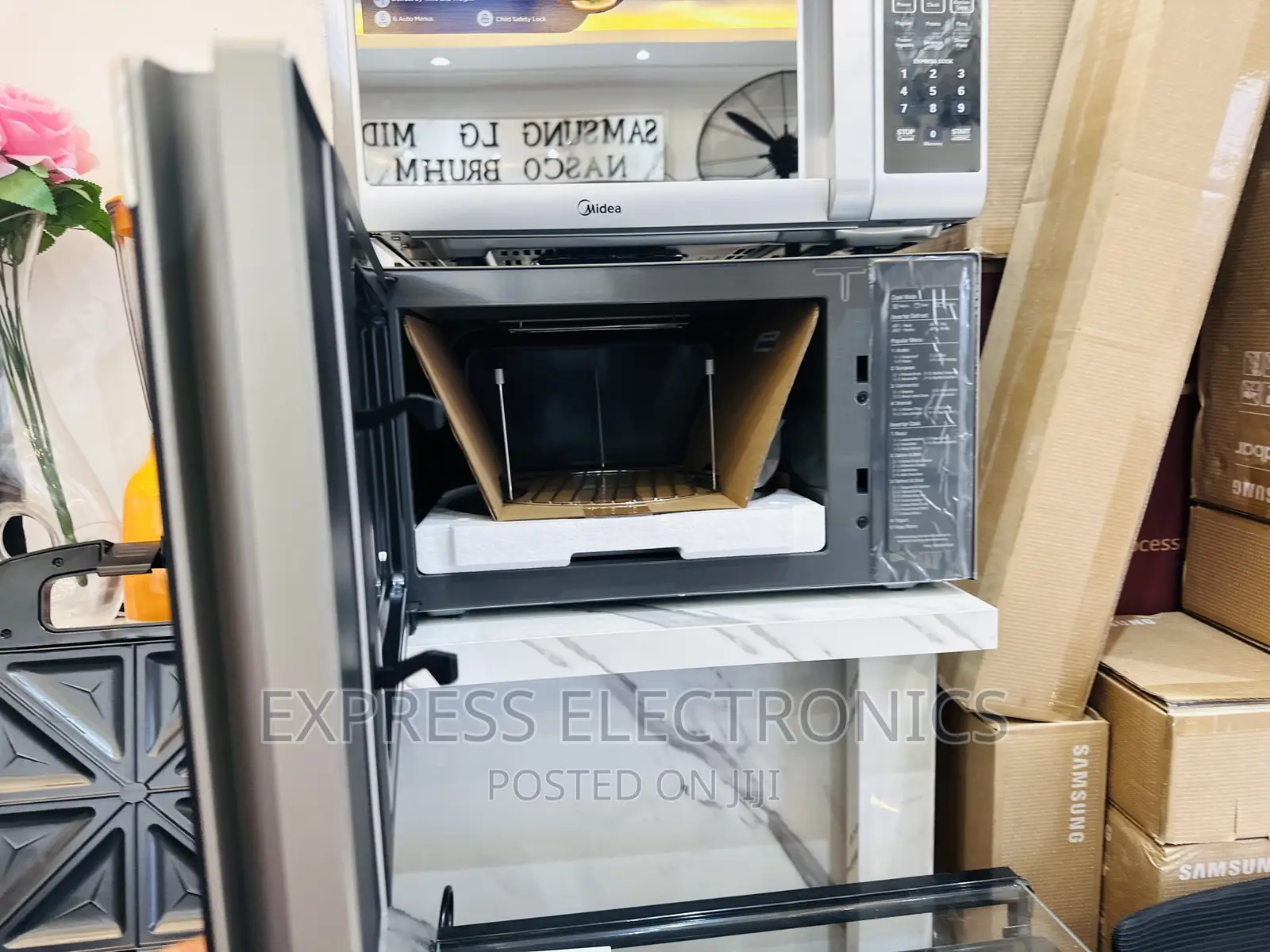Grab a Deal on LG Microwave Oven MH8265DIS 42L
