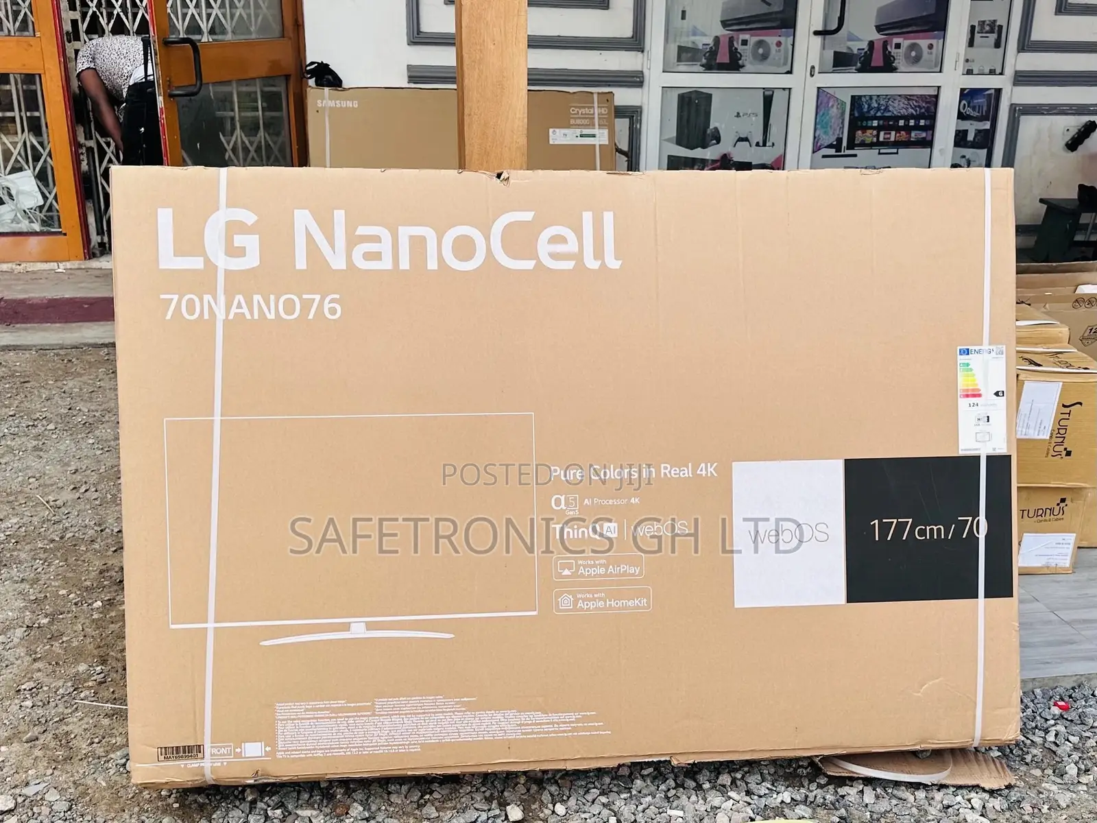 Glossy LED Nano76 70 Inches Smart UHD Black LG Tv