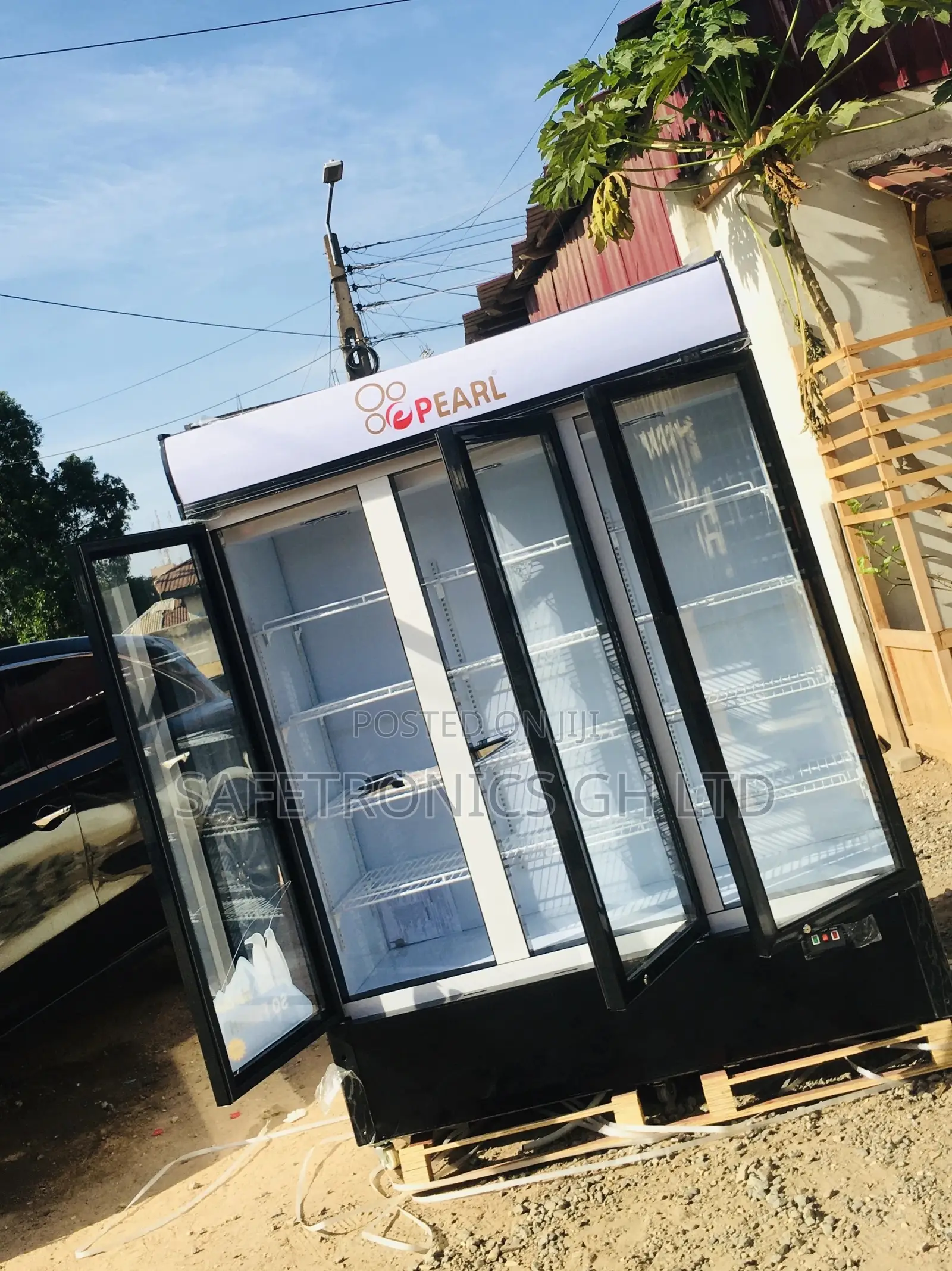Display 3 Doors Pearl Glass PVC-150 950 Liters