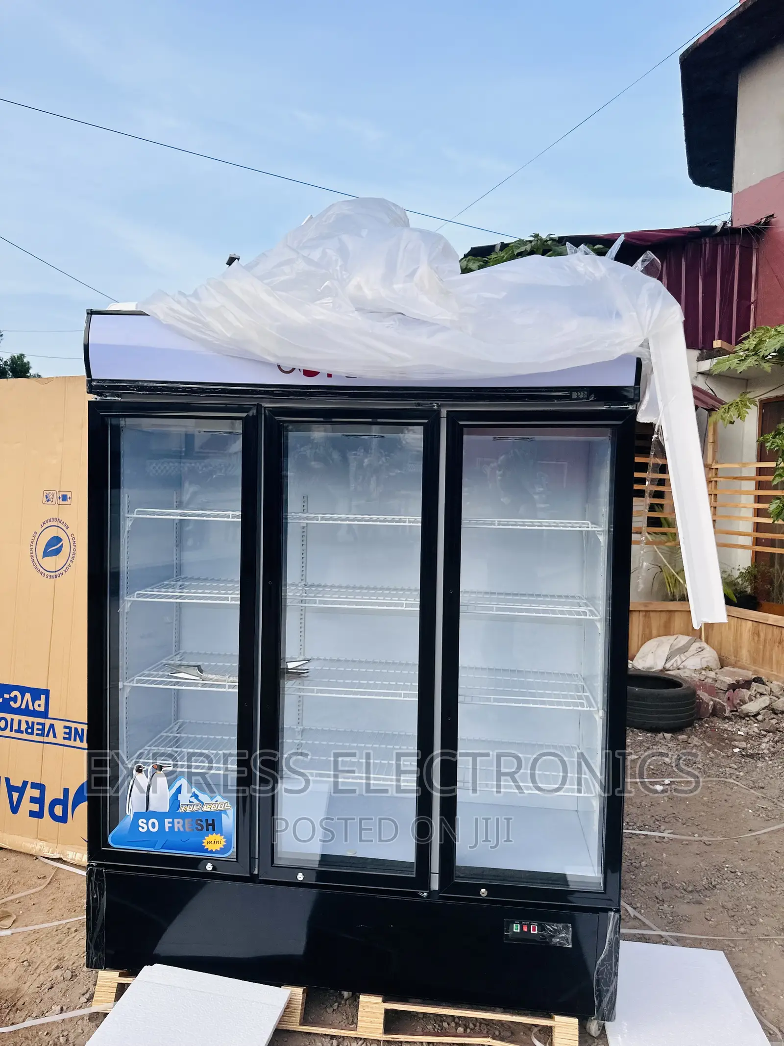 Grab Your Favorite  Pearl Display Fridge PVC-150 950L