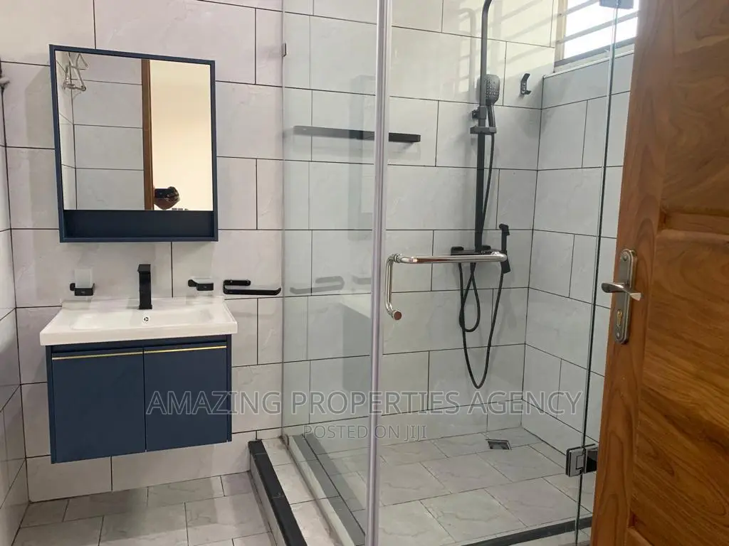 8bdrm House in Adjiriganor for sale