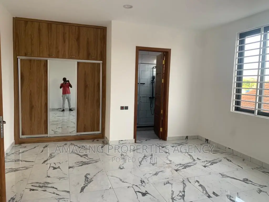 8bdrm House in Adjiriganor for sale