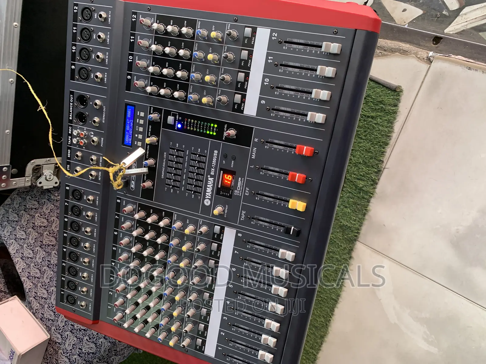 Yamaha Bix-1200usb 12channel Active Mixer