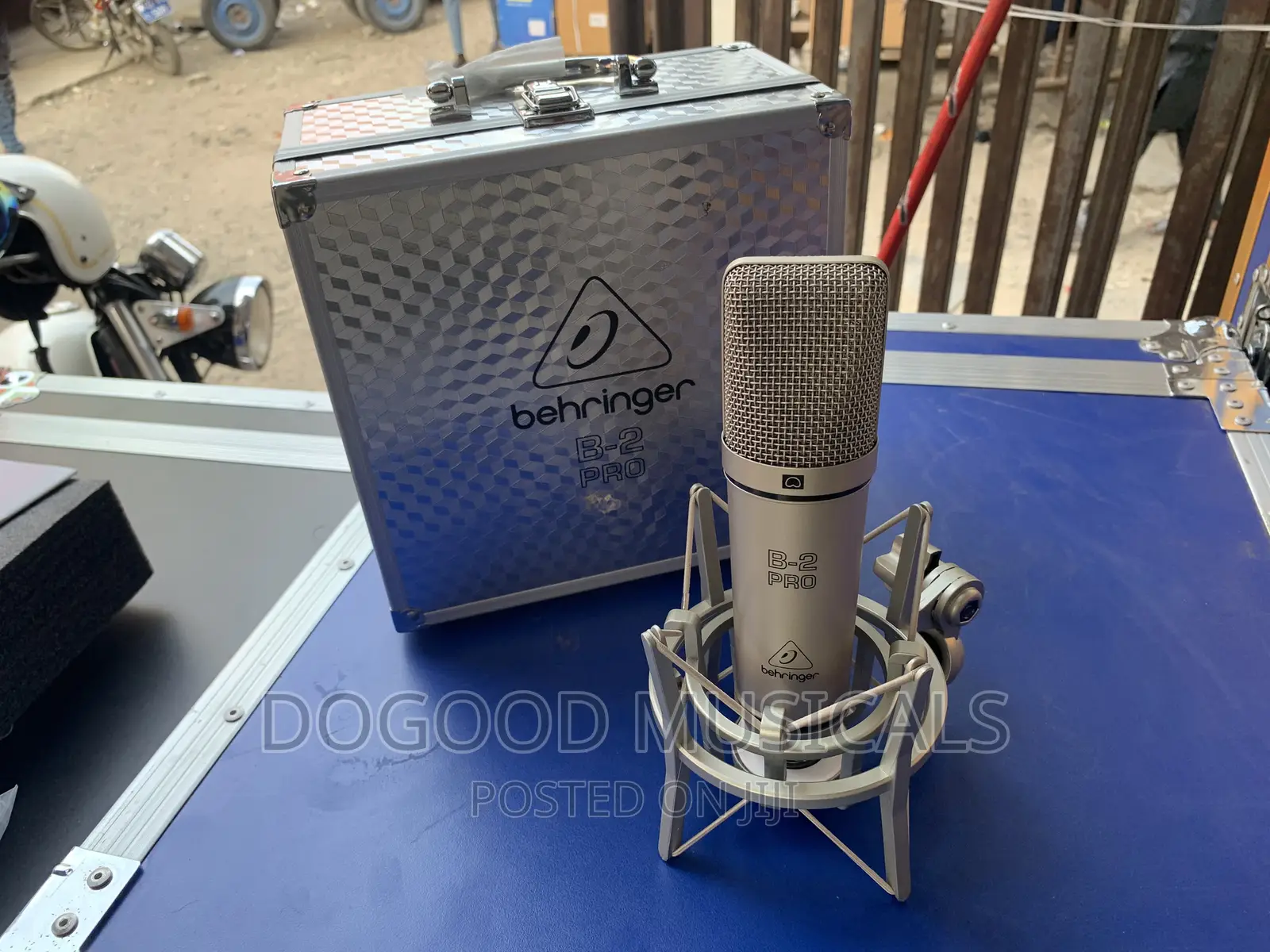 BEHRINGER B-2 Dual Diaphragm Condenser Microphone