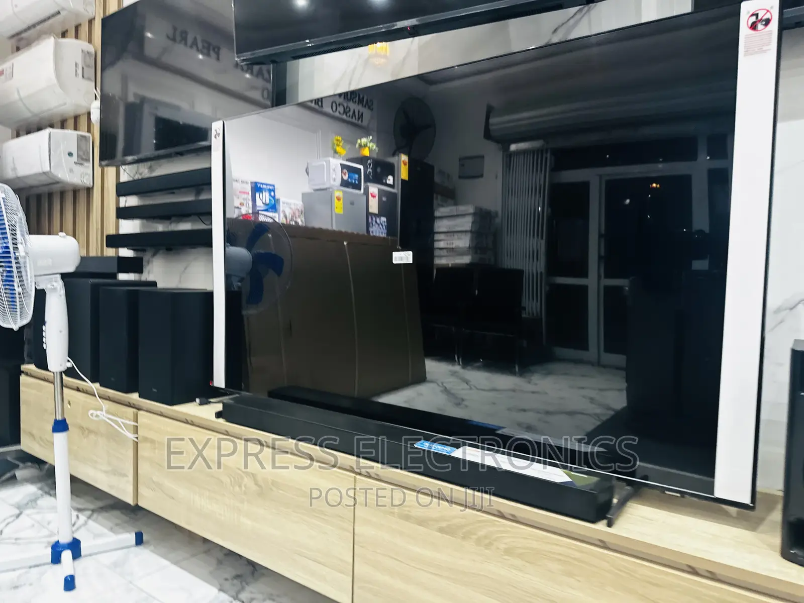 Spectacular Design Slim Samsung 60”Au7172 UHD Smart
