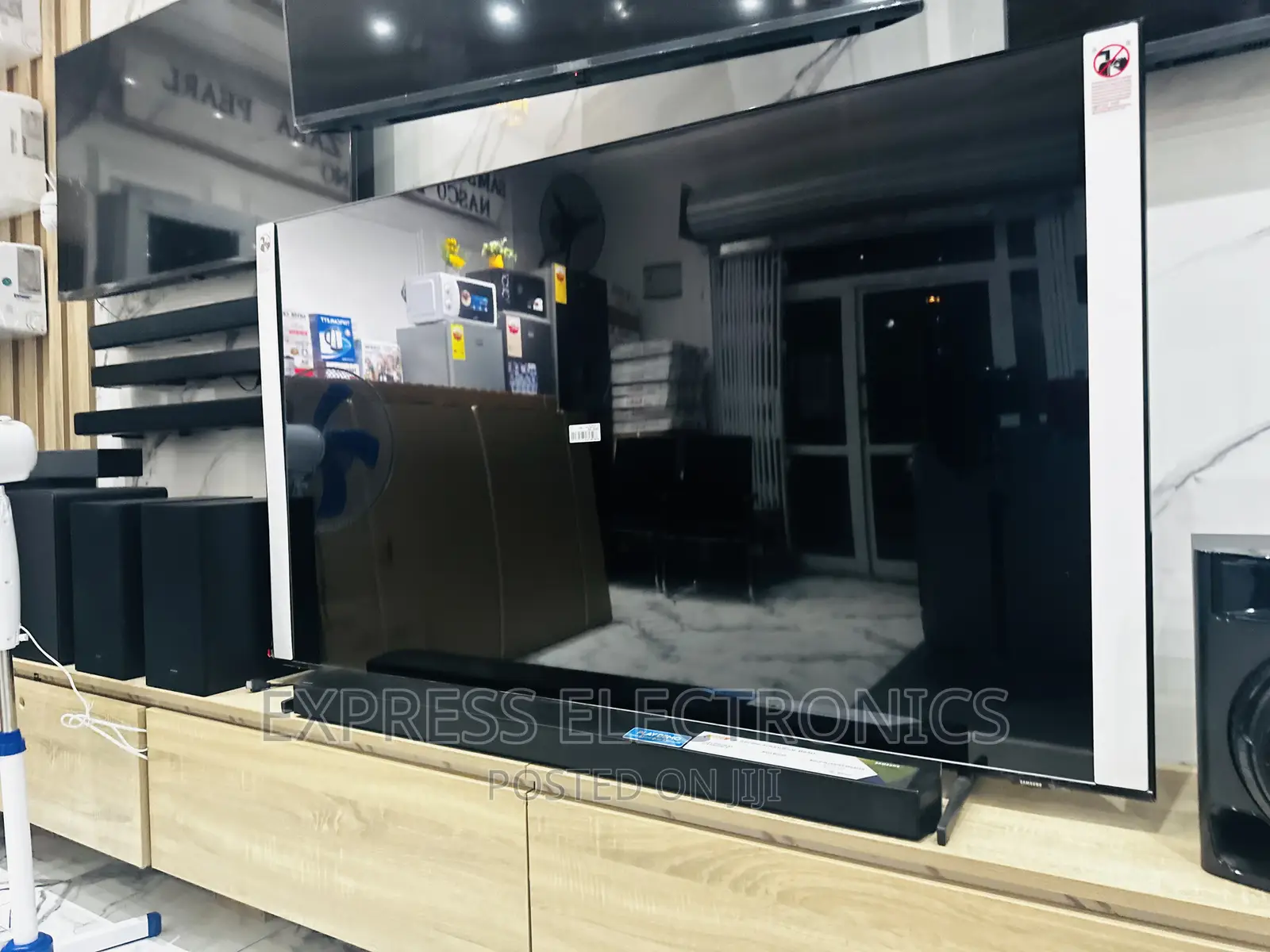 Spectacular Design Slim Samsung 60”Au7172 UHD Smart