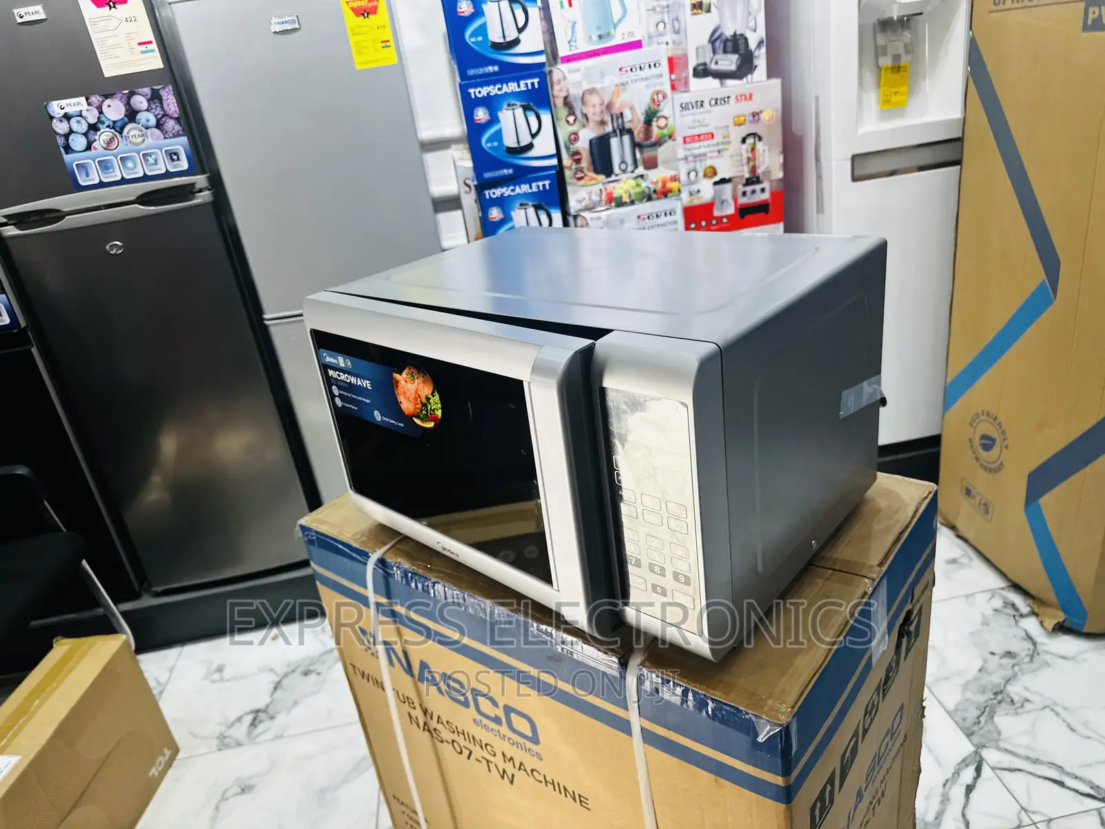 Powerful Dynamic Microwave Midea 28L. EM925ETB