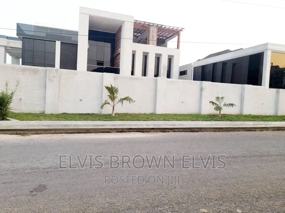 8bdrm Mansion in Trasacco, Adjiriganor for sale