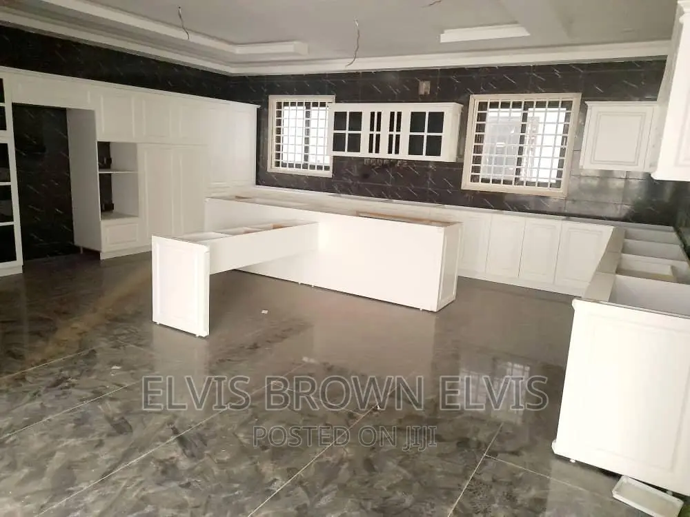8bdrm Mansion in Trasacco, Adjiriganor for sale