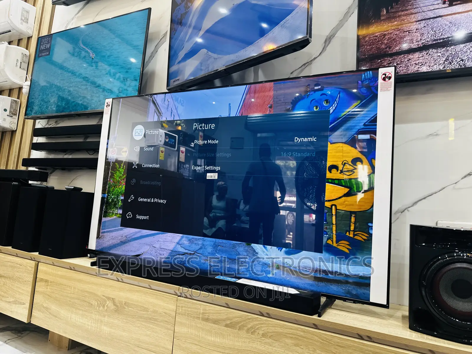 Sleek in Smart UHD Samsung 55”Au7022 Tv .