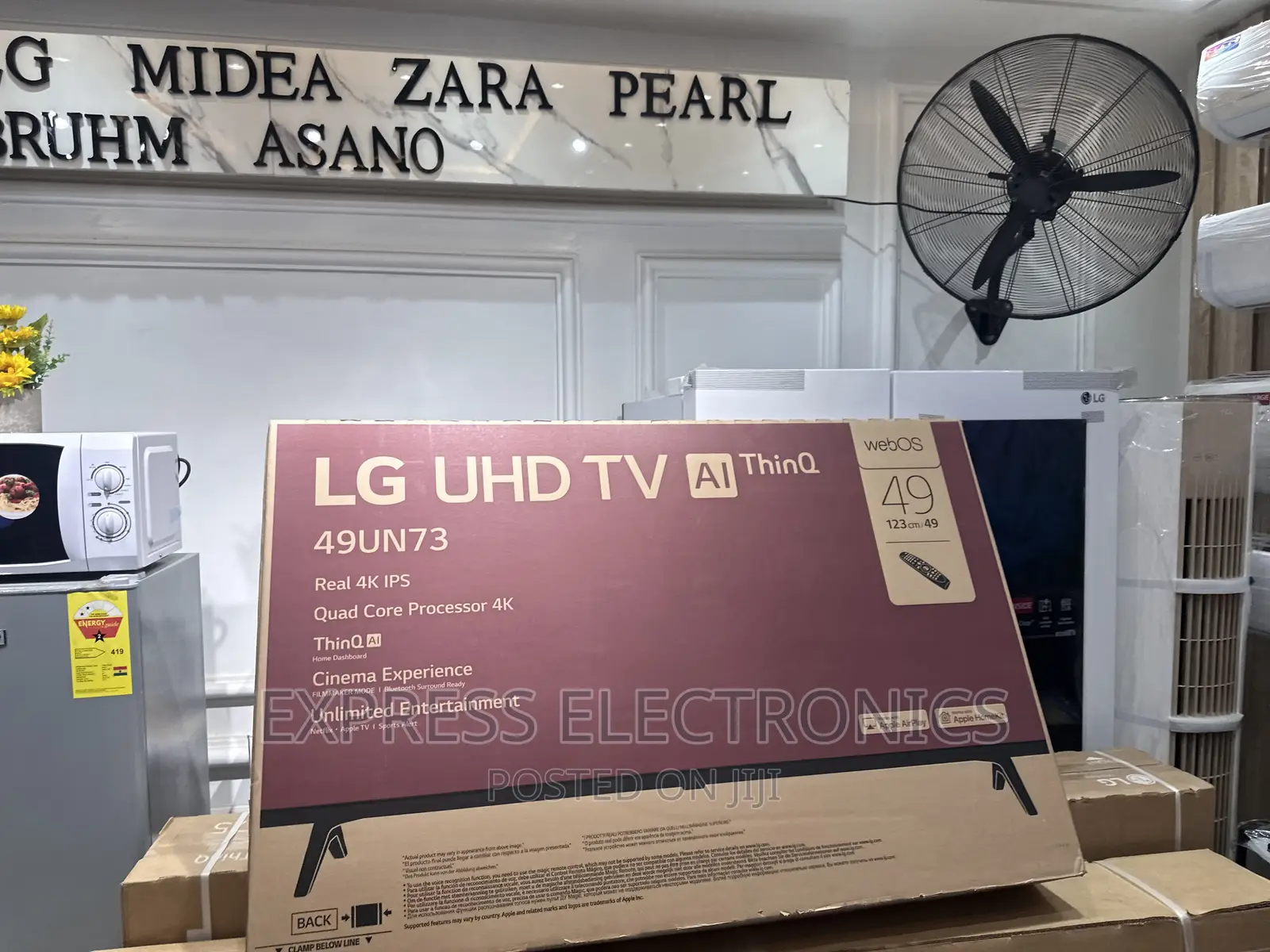Glossy Black Slim Frameless UHD Smart 49”UN7350