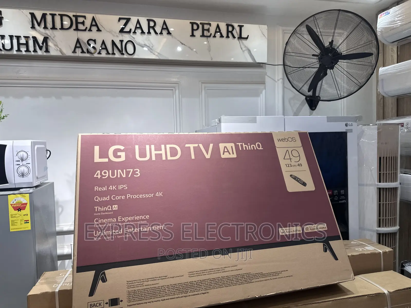 Glossy Black Slim Frameless UHD Smart 49”UN7350