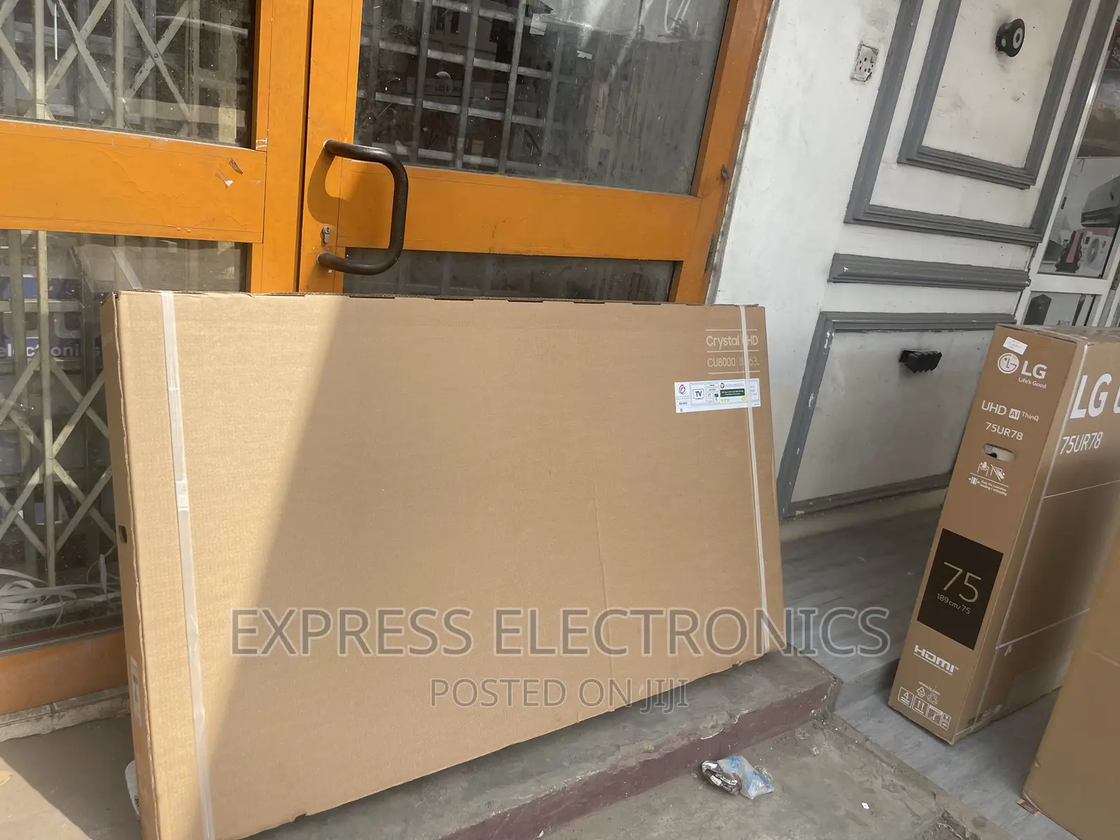 Sleek and Glossy UHD Smart Samsung Display 65”Cu8000