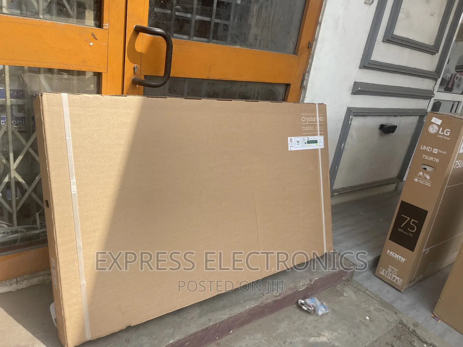 Sleek and Glossy UHD Smart Samsung Display 65”Cu8000