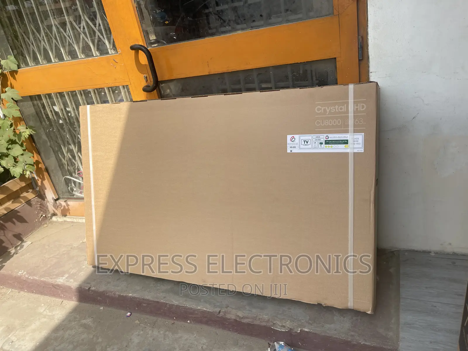 Mesmeric Slim UHD Smart Glossy Black Samsung 65”Cu8000