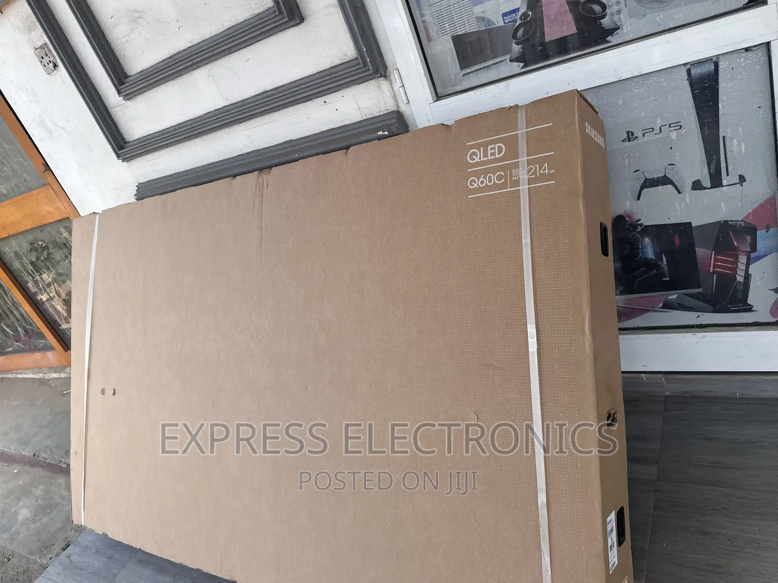 Glossy Sleek Uhd Smart 85”Q60c Samsung __