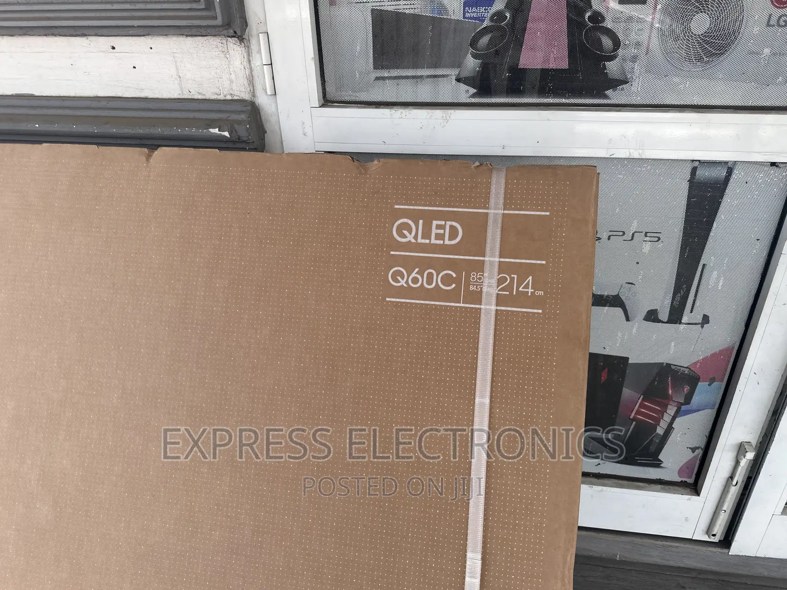 Glossy Sleek Uhd Smart 85”Q60c Samsung __