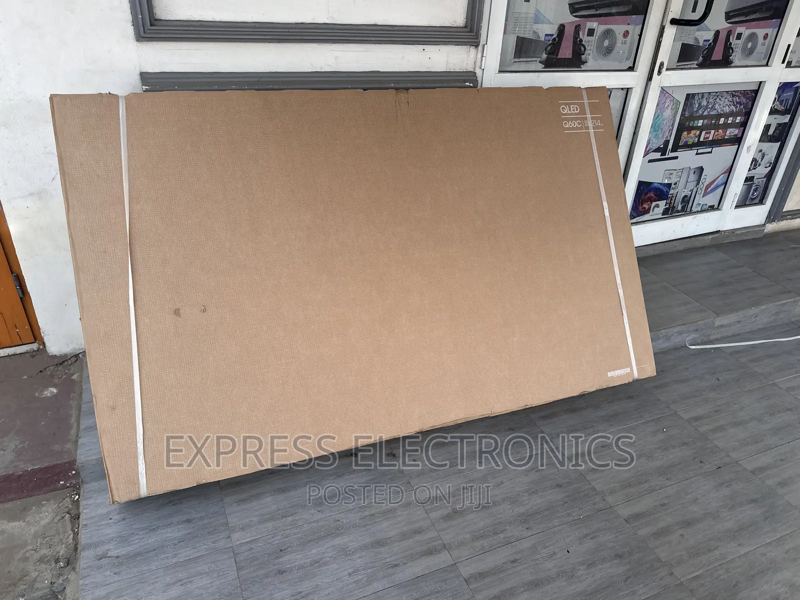 Glossy Sleek Slim Qled Uhd Smart Display Samsung 85”Q60c