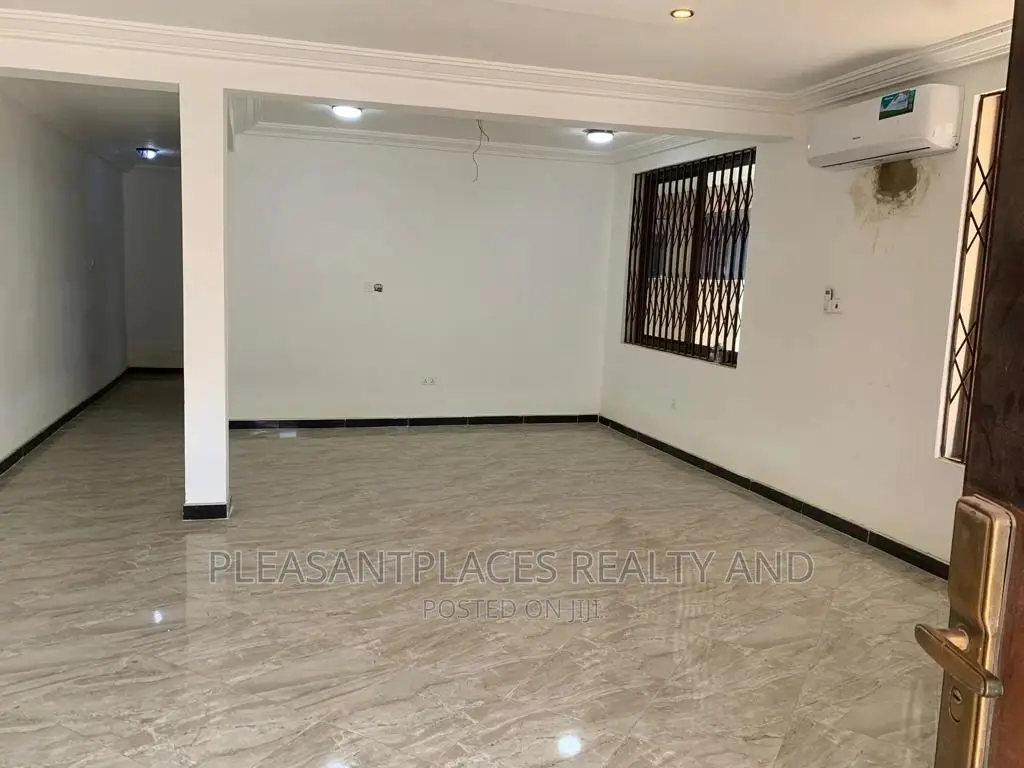 3bdrm Duplex in Pleasantplaces, Ashomang Estate for rent