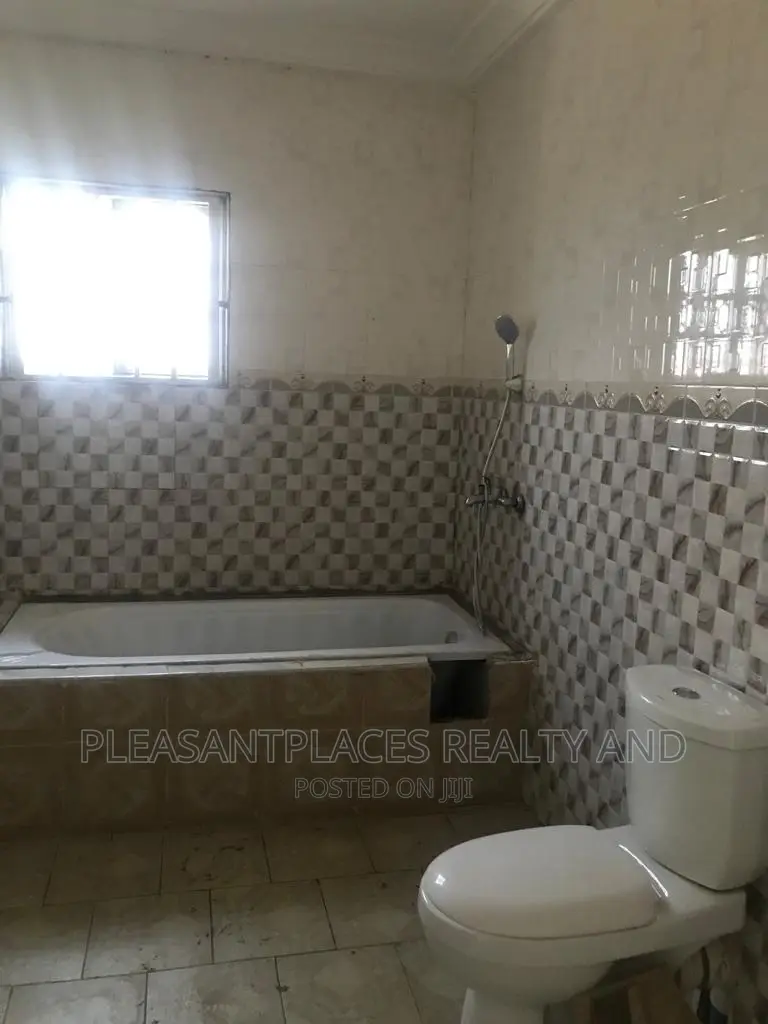 6bdrm House in Pleasantplaces, Pokuase for rent